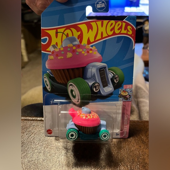 HotWheels Sweet Driver 2/5 - Picture 1 of 3